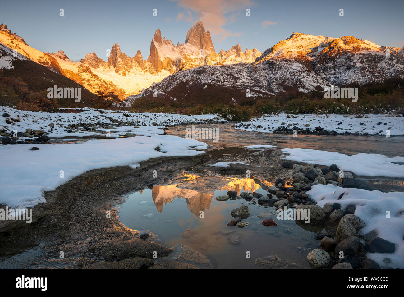 Réflexions du Mont Fitz Roy et le Cerro Torre en automne avec la couverture de neige, le Parc National Los Glaciares, UNESCO, Patagonie, Argentine Banque D'Images