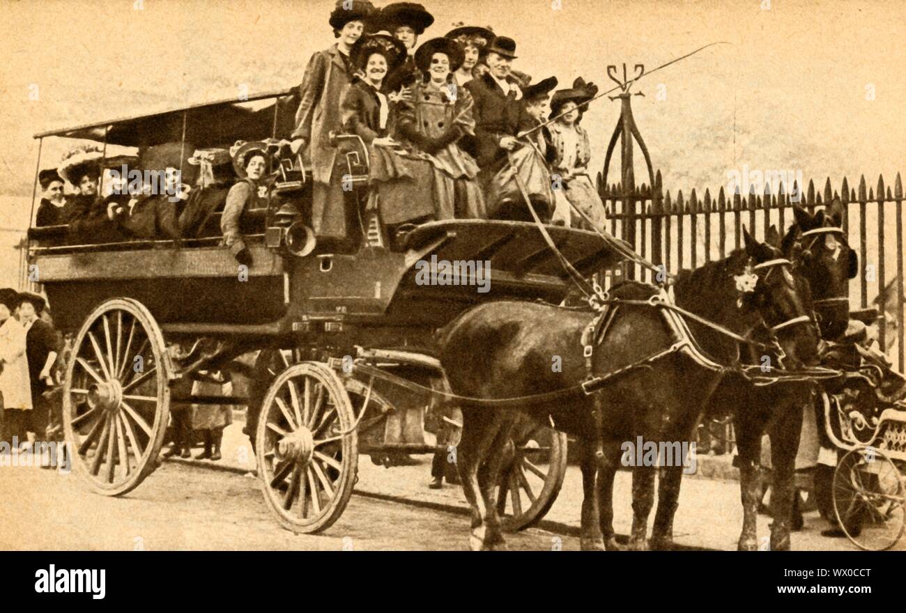 'À destination d'un "Beano"', 1900, (1933). Les Londoniens équitation de cheval pour l'assemblée annuelle de frein fonctionne jour dehors - un "beano", abréviation de bean-fête, était un terme familier pour une excursion ou célébration. Ces véhicules ont été utilisés pour les liaisons de Golders Green, Hendon et Wembley qui à l'époque étaient encore 'Campagne'. Le Pageant de "du siècle". Odhams Press Ltd, [1933] Banque D'Images