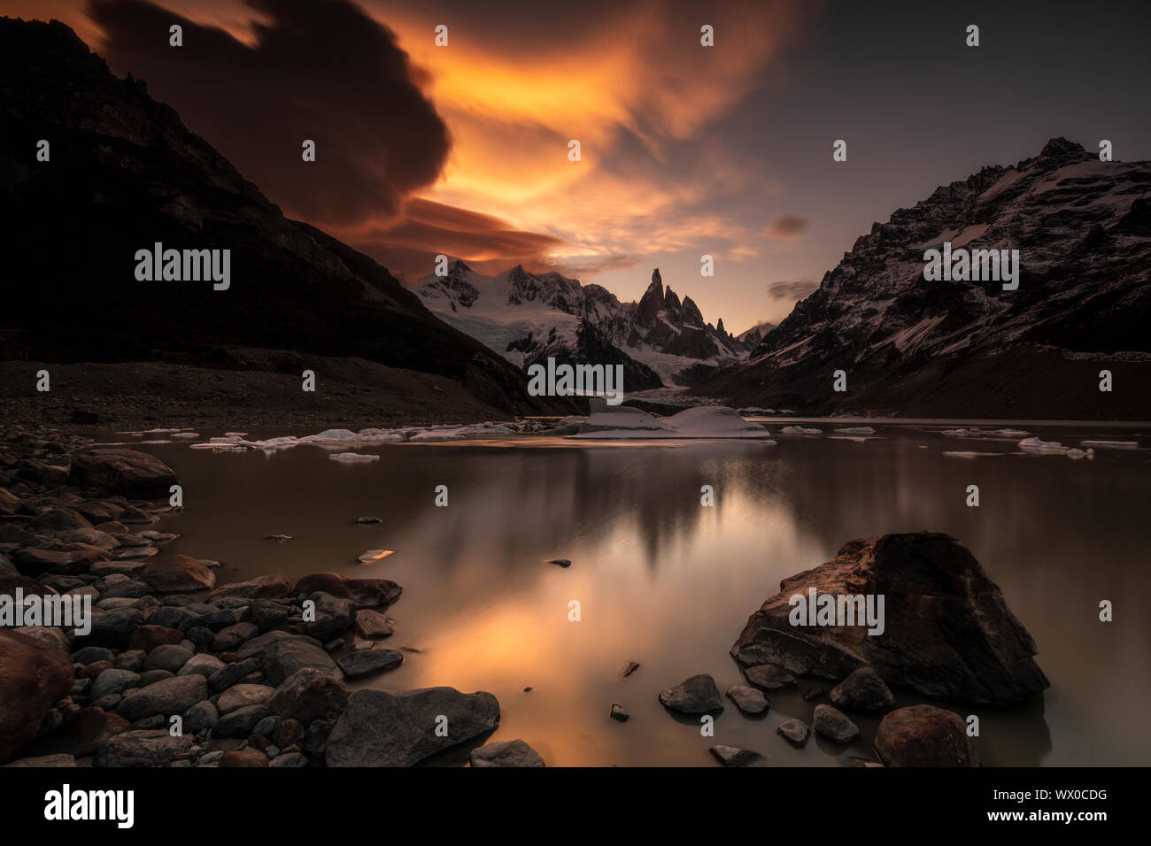 Le coucher du soleil et nuages lenticulaires à Laguna Torre, le Parc National Los Glaciares, UNESCO World Heritage Site, Province de Santa Cruz, Patagonie, Argentine Banque D'Images