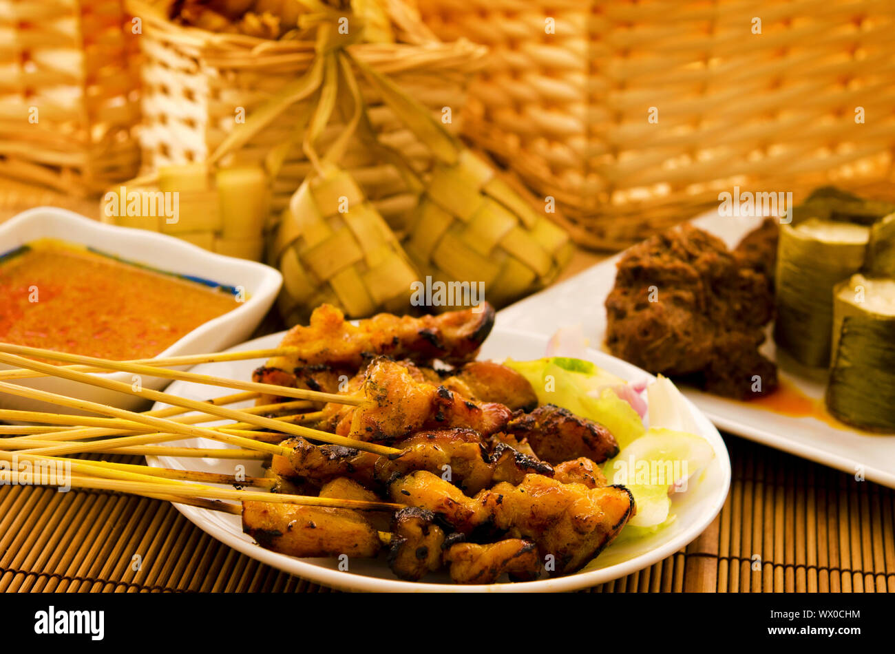 Malay asiatique aliments Ramadhan, satay de poulet, rendang, lemang et ketupat Banque D'Images