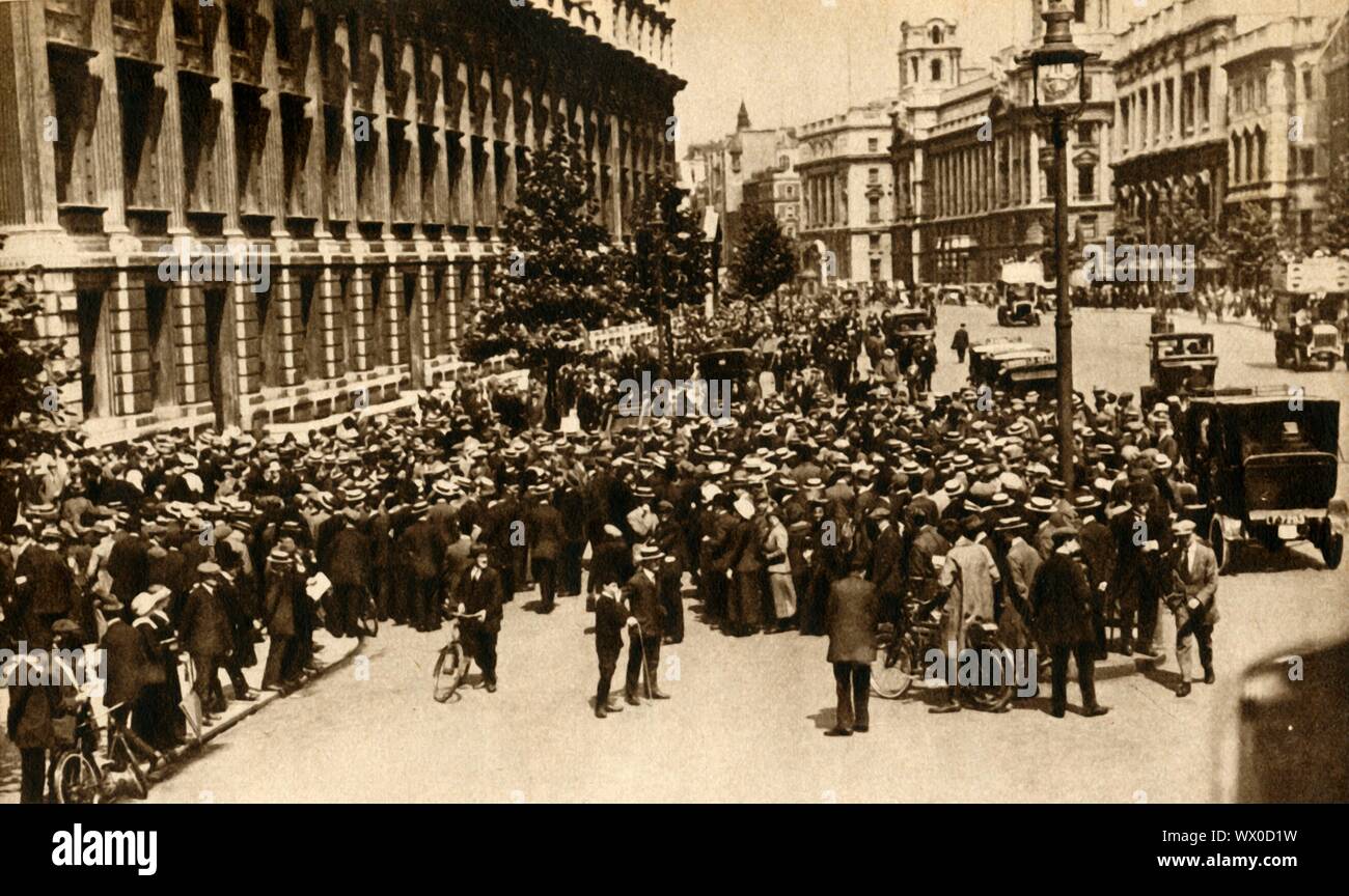 La foule attendait dehors, Downing Street à Londres pour des nouvelles à propos de savoir si la Grande-Bretagne est entrée en guerre, juillet 1914, (1933). "C'est la guerre ou la paix ? - Les foules ont bondi à Whitehall et a attendu pendant des heures à l'extérieur de Downing Street [accueil du premier ministre Herbert Asquith] pour entendre les dernières nouvelles". La Grande-Bretagne déclare la guerre à l'Allemagne le 4 août et est entré dans la Première Guerre mondiale. Le Pageant de "du siècle". Odhams Press Ltd, [1933] Banque D'Images