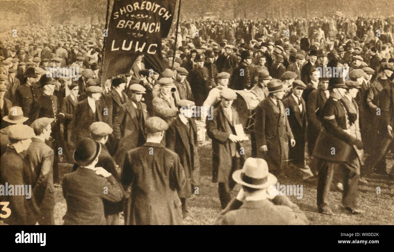 Marcheurs d'Shoreditch, évaluation des moyens de protestation, Hyde Park, Londres, 1932, (1933). "Le contingent de Shoreditch arrive à Hyde Park'. La Faim National Mars de septembre à octobre 1932 a été le plus grand d'une série de marches de la faim en Grande-Bretagne. Le taux de chômage ayant atteint 2 750 000, la 1932 Mouvement des travailleurs au chômage national a organisé une grande Marche contre la faim National l'évaluation des moyens, en marchant de la Galles du sud des vallées, l'Ecosse et le nord de l'Angleterre à Hyde Park à Londres. Le Pageant de "du siècle". Odhams Press Ltd, [1933] Banque D'Images