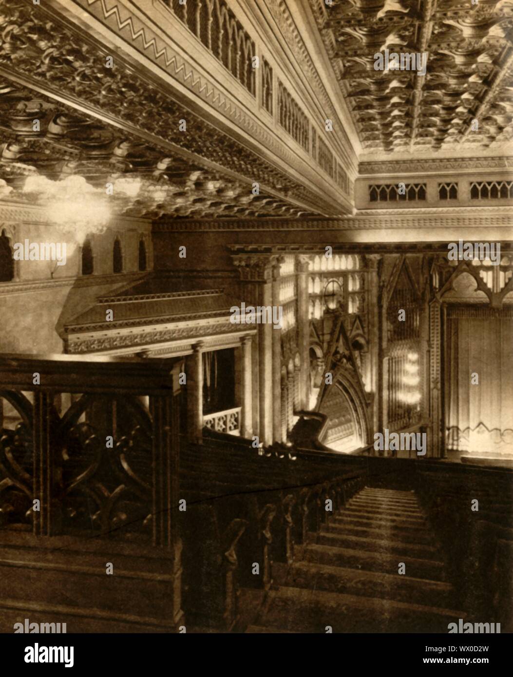 Le cinéma de Grenade, Tooting, Londres, 1931, (1933). La Grenade, Tooting : 'modelled Spanish-Moorish sur l'architecture de la ville dont elle tire son nom." intérieur de la nouvel cinéma, construit dans de luxueux style Art Déco, qui a ensuite accordé le statut classé Grade I. Il est considéré par beaucoup comme le plus spectaculaire de l'industrie du cinéma dans la Grande-Bretagne. Le Pageant de "du siècle". Odhams Press Ltd, [1933] Banque D'Images