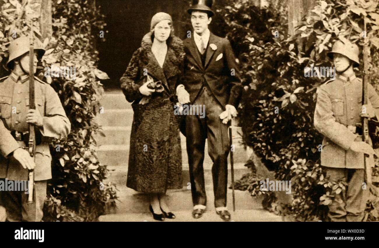 Le mariage du prince Gustave Adolphe de Suède et la Princesse Sybille de guanaco, 1932, (1933). Le prince et la princesse 'drew ensemble à leur mariage en novembre beaucoup de couronné et une fois-têtes couronnées de l'Europe qui ne s'était pas réuni depuis avant le [grand] guerre". Gustaf Adolf Prince (1906-1947) a épousé la princesse Sibylla (1908-1972) au cours d'une cérémonie civile à Coburg, Allemagne, le 19 octobre 1932 à partir de "le concours du siècle". Odhams Press Ltd, [1933] Banque D'Images