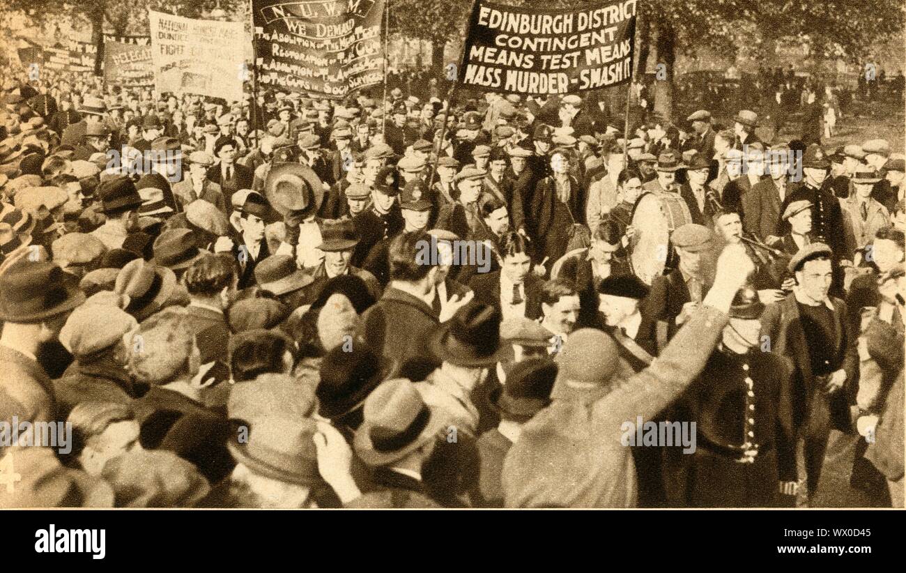 Les marcheurs écossais, évaluation des moyens de protestation, Hyde Park, Londres, 1932, (1933). Les manifestants "Écossais font leur entrée. La plupart des marcheurs fait leur chemin dans la paix dans leurs foyers". Une seule bannière dit : "District d'Édimbourg, le critère de ressources signifie un meurtre de masse - il Smash'. La Faim National Mars de septembre à octobre 1932 a été le plus grand d'une série de marches de la faim en Grande-Bretagne. Le taux de chômage ayant atteint 2 750 000, la 1932 Mouvement des travailleurs au chômage national a organisé une grande Marche contre la faim National l'évaluation des moyens, en marchant de la Galles du sud des vallées, l'Écosse et le Banque D'Images