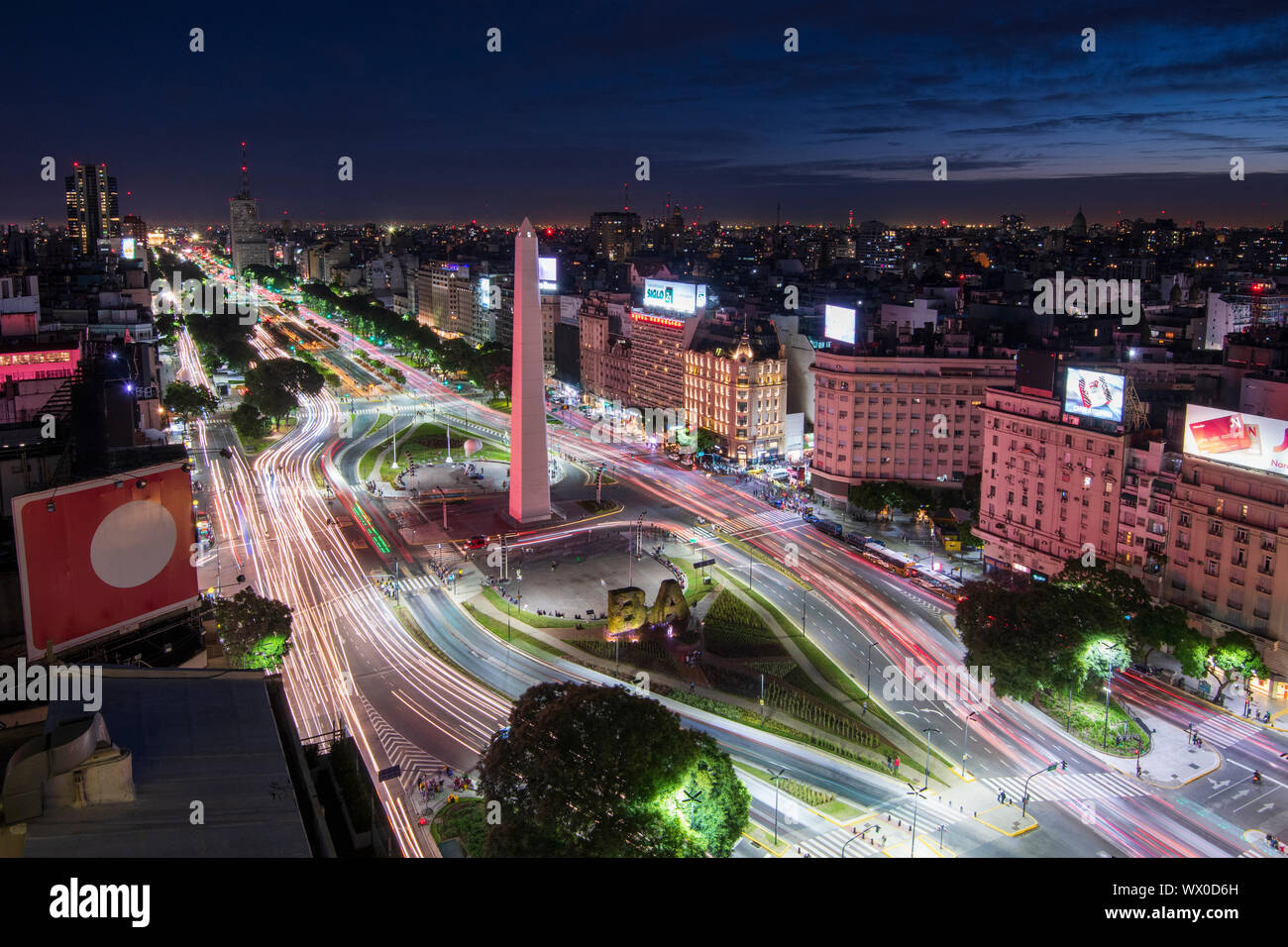 Une vue sur la ville avec l'Avenue 9 de Julio, Buenos Aires, Argentine, Amérique du Sud Banque D'Images