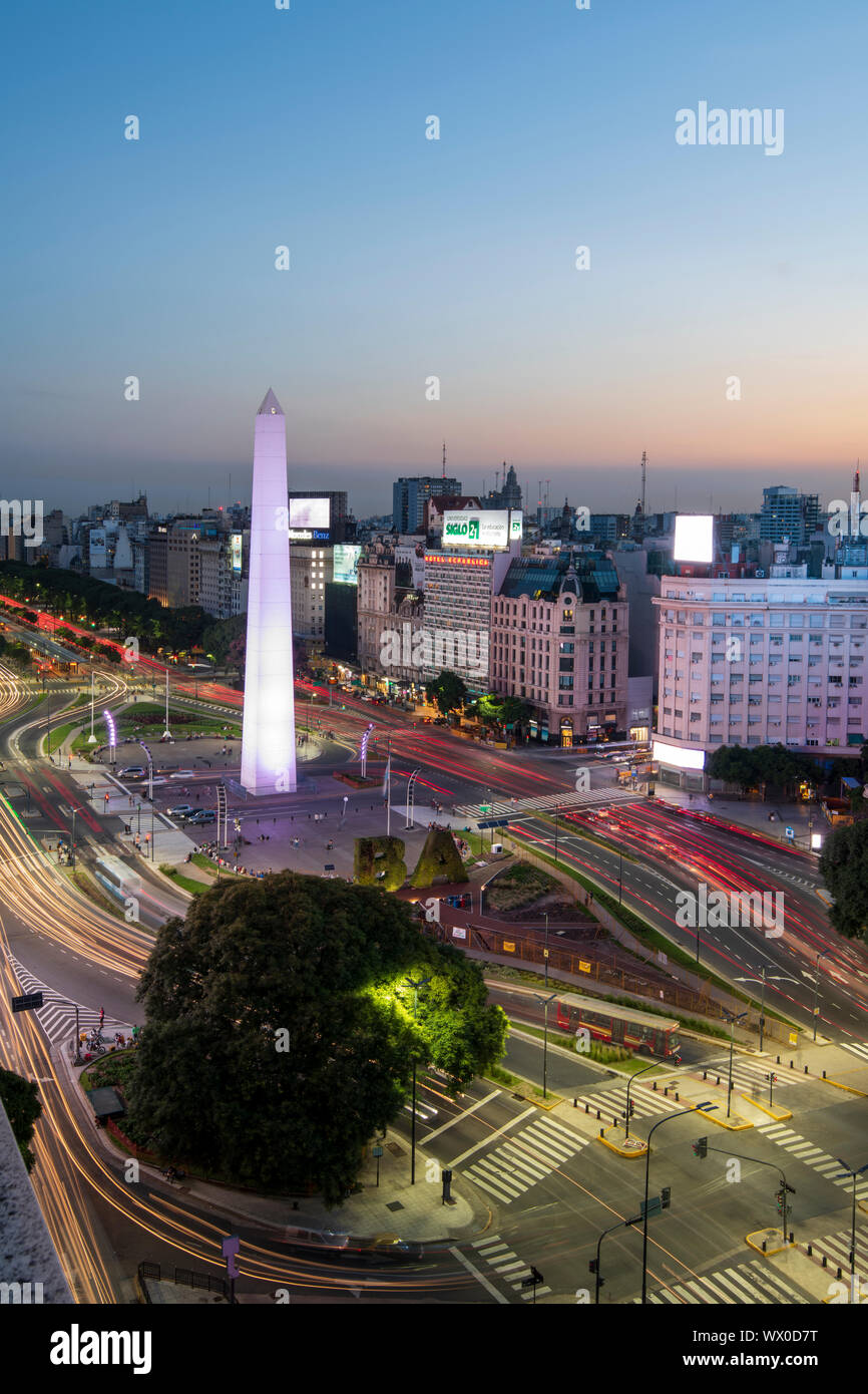 Des sentiers de lumière sur l'Avenue 9 de Julio, Buenos Aires, Argentine, Amérique du Sud Banque D'Images