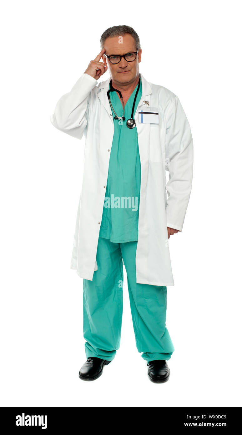 Portrait of happy doctor posing avec doigt sur sa tête Banque D'Images