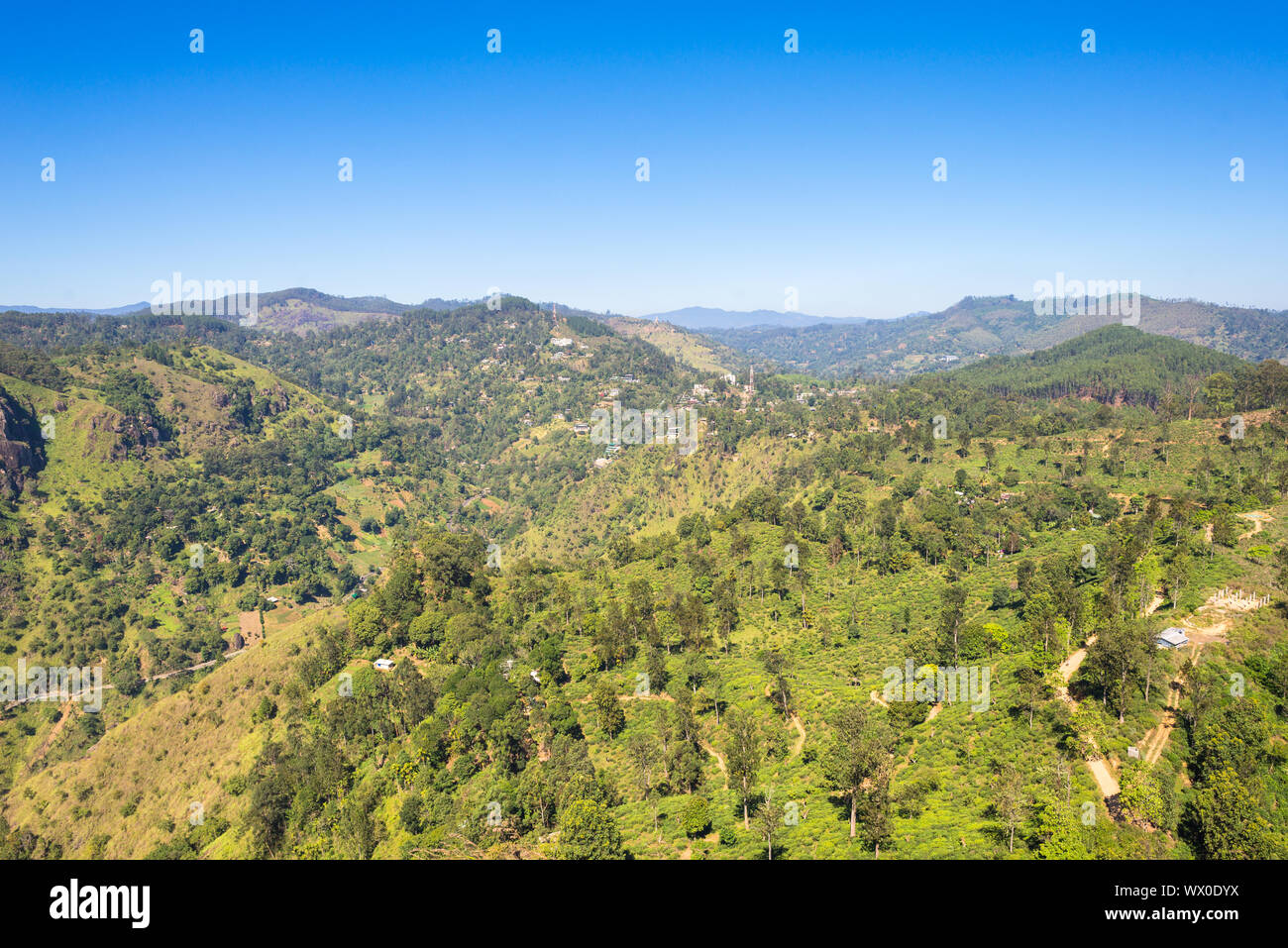 Vue de la petite ville Ella avec son une riche biodiversité, forêts et plantations de thé Banque D'Images