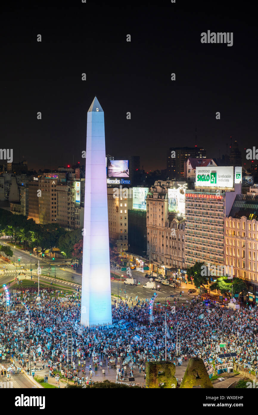 Des milliers de fans de football célèbre sur l'Avenue 9 de Julio, Buenos Aires, Argentine, Amérique du Sud Banque D'Images