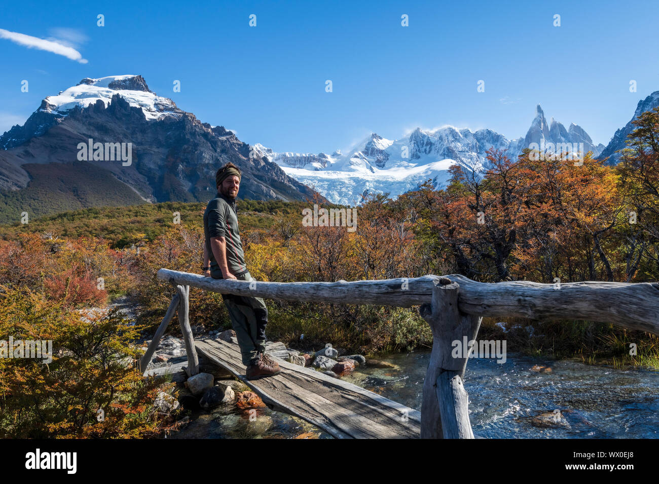 Tourist à El Chalten avec Cerro Torre, El Chalten, Patagonie, Argentine, Amérique du Sud Banque D'Images
