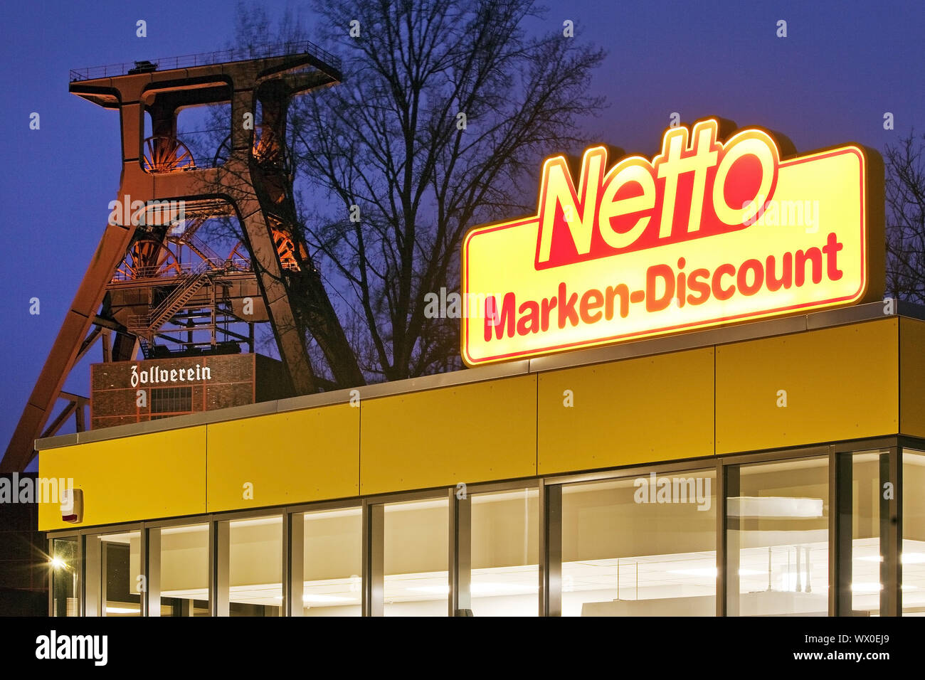 Oalmine avec tête de Zollverein Schacht XII et de marché Netto, Essen, Allemagne, Europe Banque D'Images
