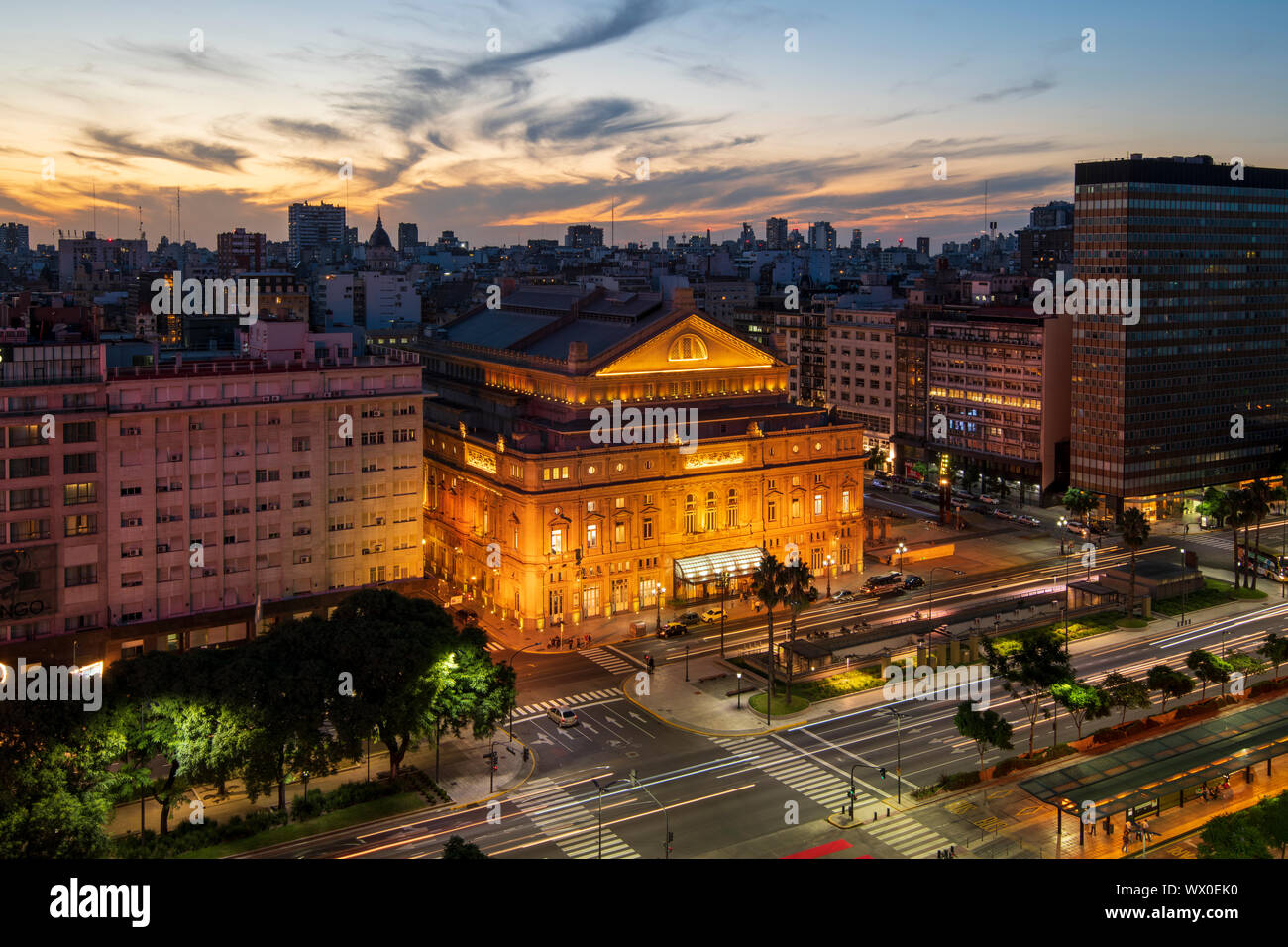 Le Teatro Colon au coucher du soleil sur l'Avenue 9 de Julio, la nuit, Buenos Aires, Argentine, Amérique du Sud Banque D'Images