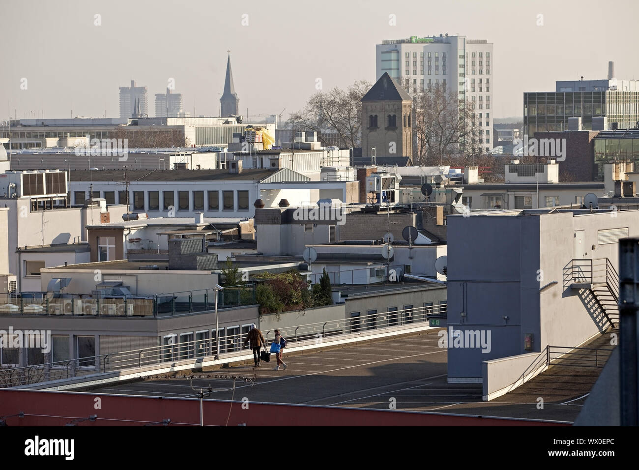 Vue sur les toits de la Glockengasse au niveau de parking, Cologne, Germany, Europe Banque D'Images