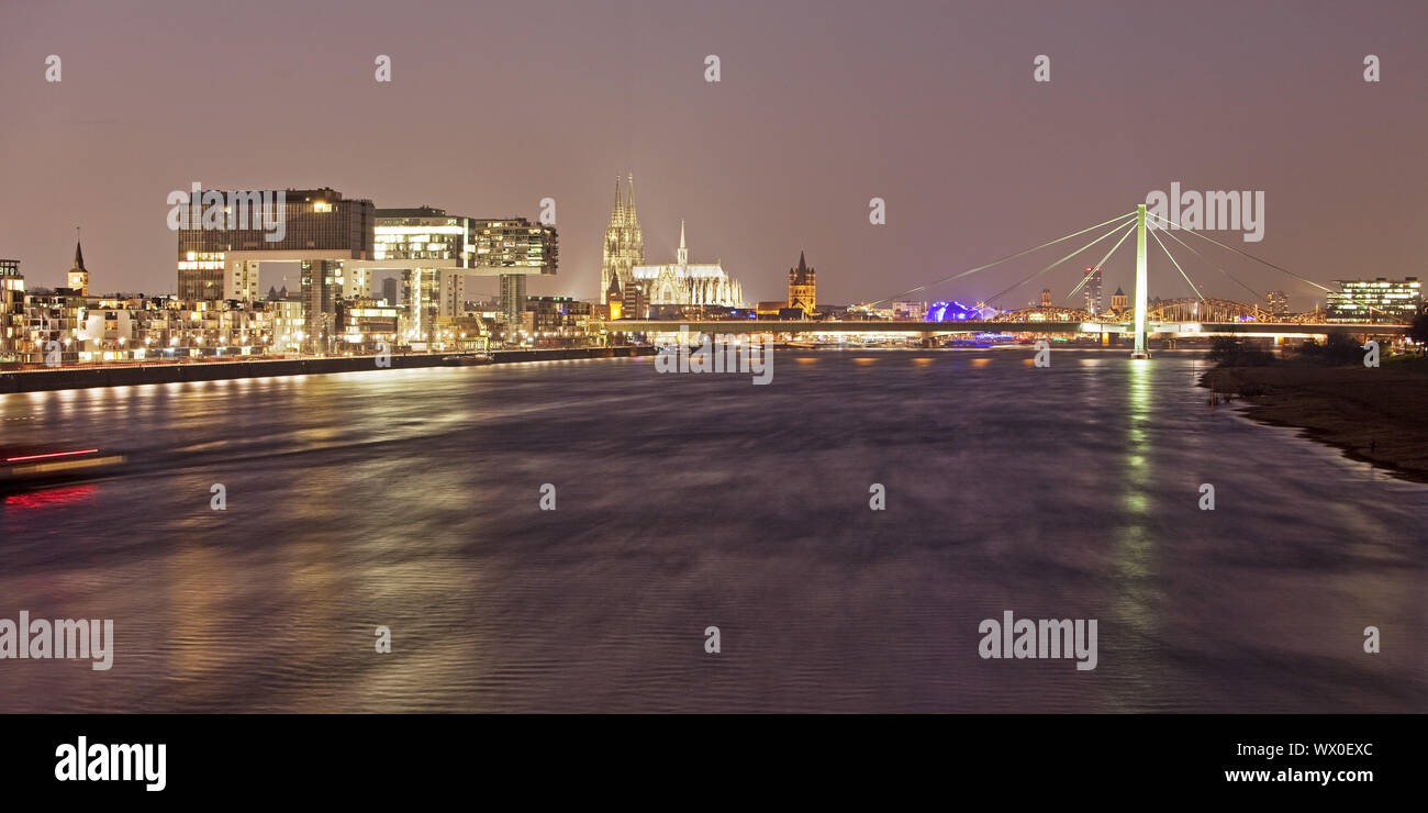 Les constructions de la grue au Rhin avec la cathédrale de Cologne, au crépuscule, Cologne, Rhénanie, Allemagne, Europe Banque D'Images
