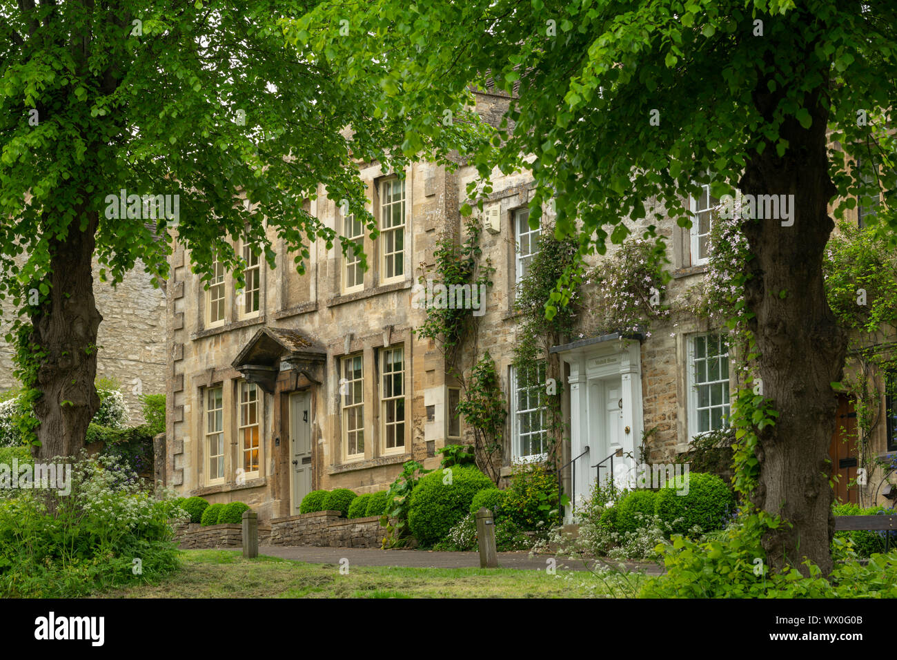 Maisons sur la colline, dans les Cotswolds ville de Burford, Oxfordshire, Angleterre, Royaume-Uni, Europe Banque D'Images