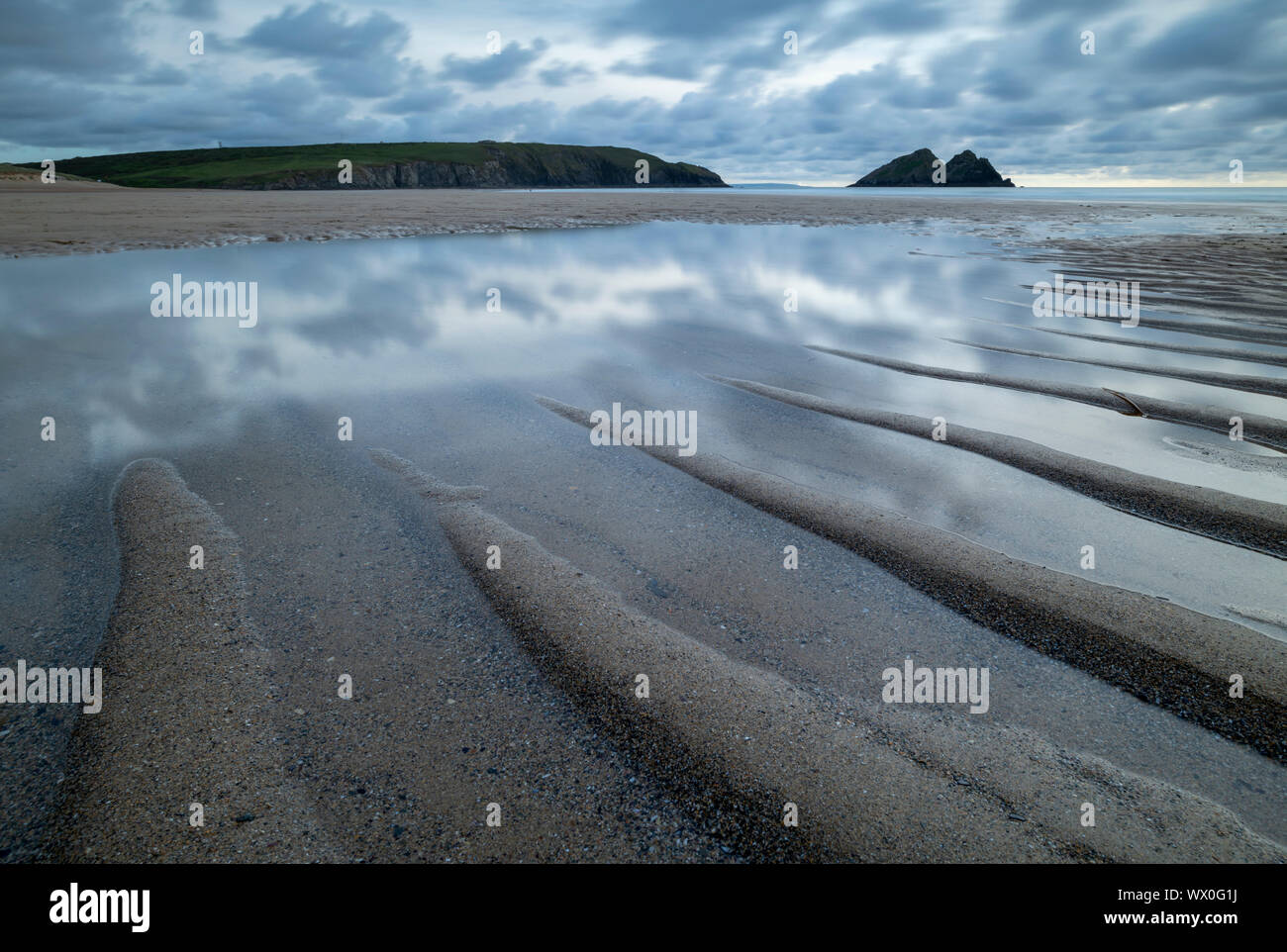 Les bassins de marée sur la plage de sable de la baie de Holywell, Cornwall, Angleterre, Royaume-Uni, Europe Banque D'Images