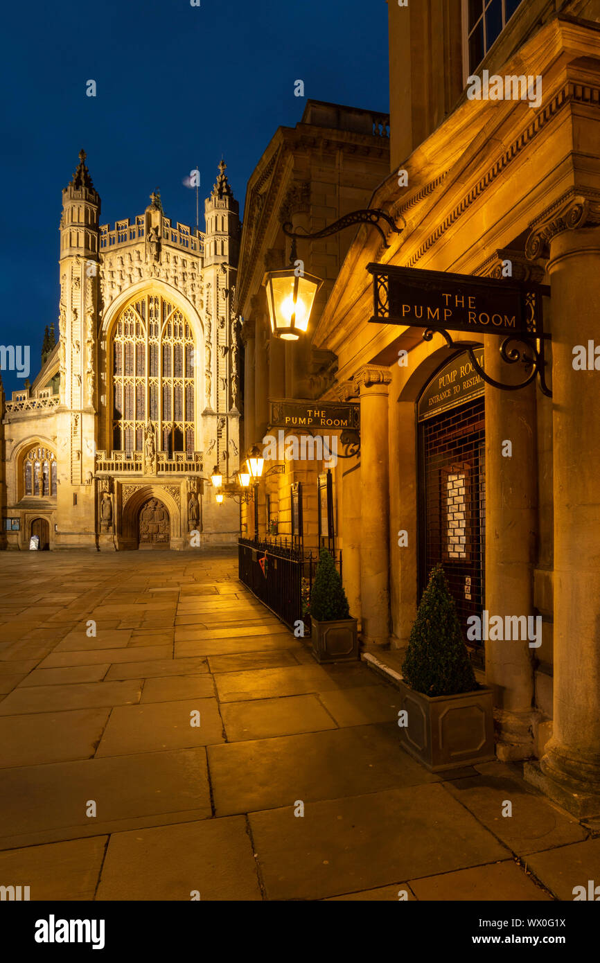 Le restaurant de la salle des pompes et l'abbaye de Bath dans le centre-ville de Bath, classé au Patrimoine Mondial de l'UNESCO, Somerset, Angleterre, Royaume-Uni, Europe Banque D'Images