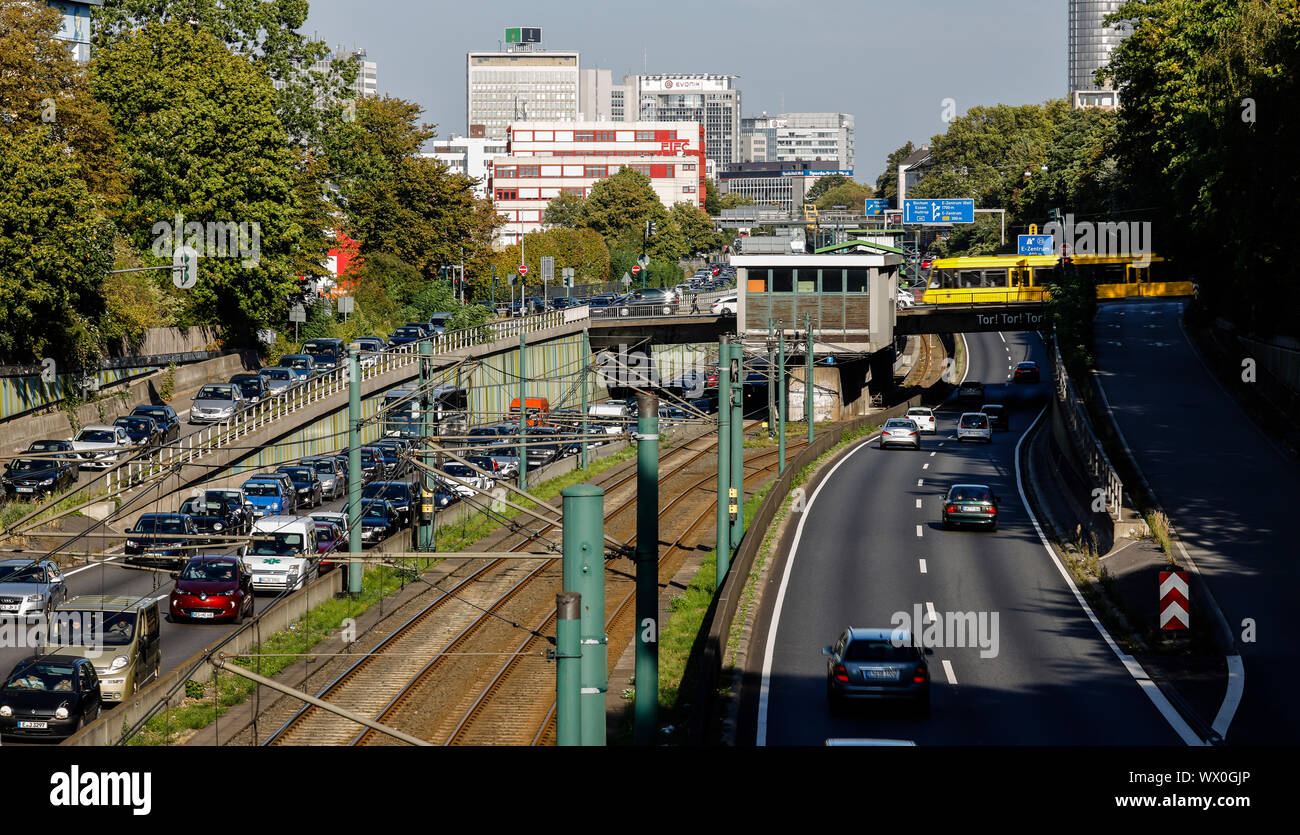 Essen, Ruhr, Rhénanie du Nord-Westphalie, Allemagne - Accident la congestion sur l'autoroute a40, à l'arrière de la ligne d'horizon du centre-ville d''Essen. Essen, Ruhr Banque D'Images