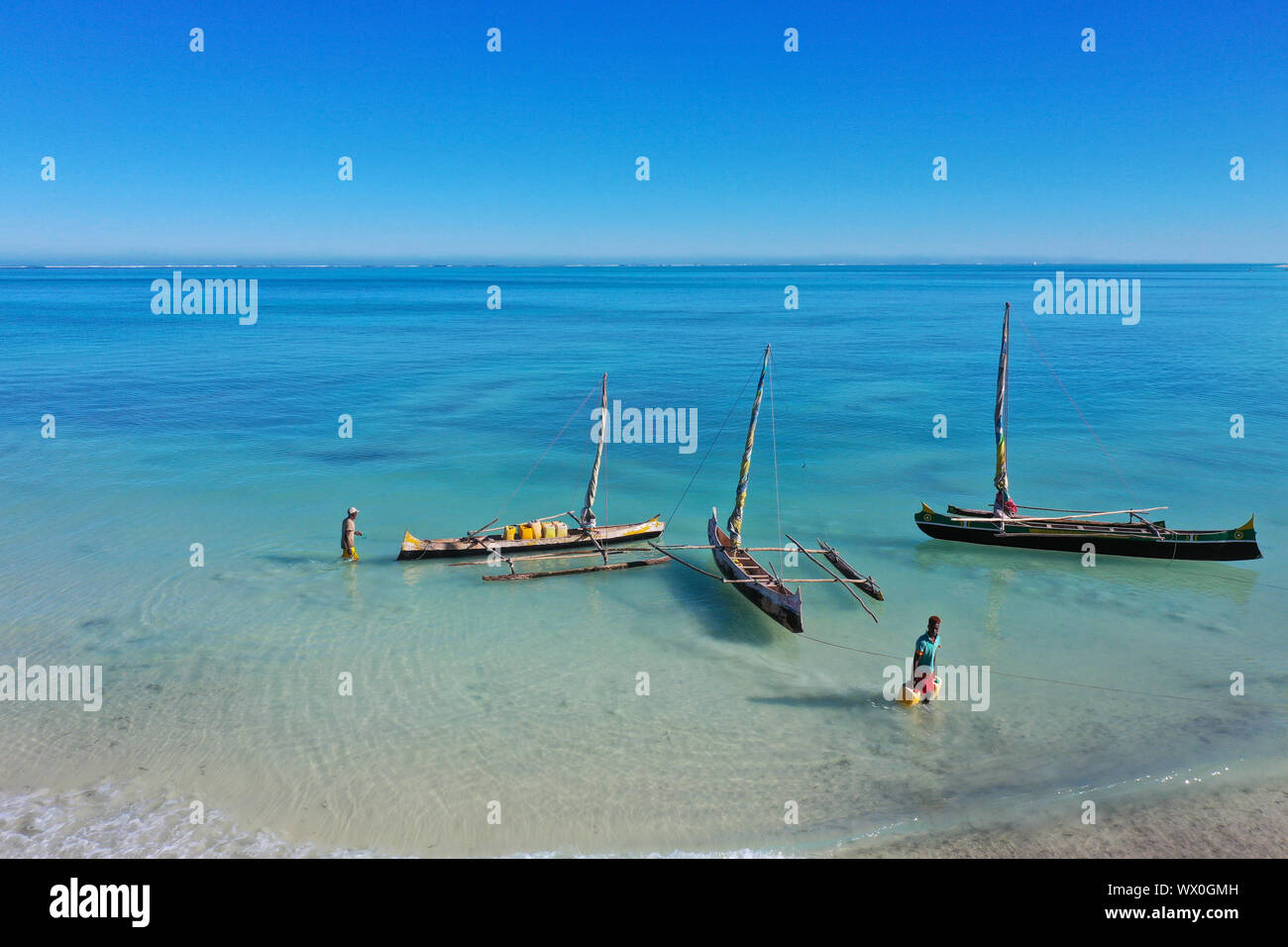 Outrigger bateaux sur le récif de corail près de salaire, côte sud-ouest de Madagascar, océan Indien, Afrique Banque D'Images