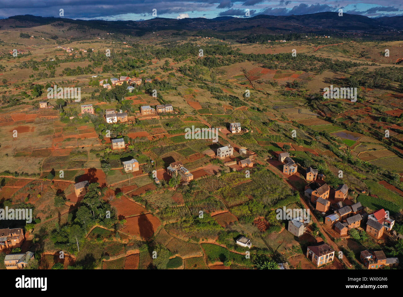 Les rizières et les petits villages de boue près de Sandrandahy, sur la route nationale RN7 entre Ranomafana et Antsirabe, Madagascar, Afrique Banque D'Images
