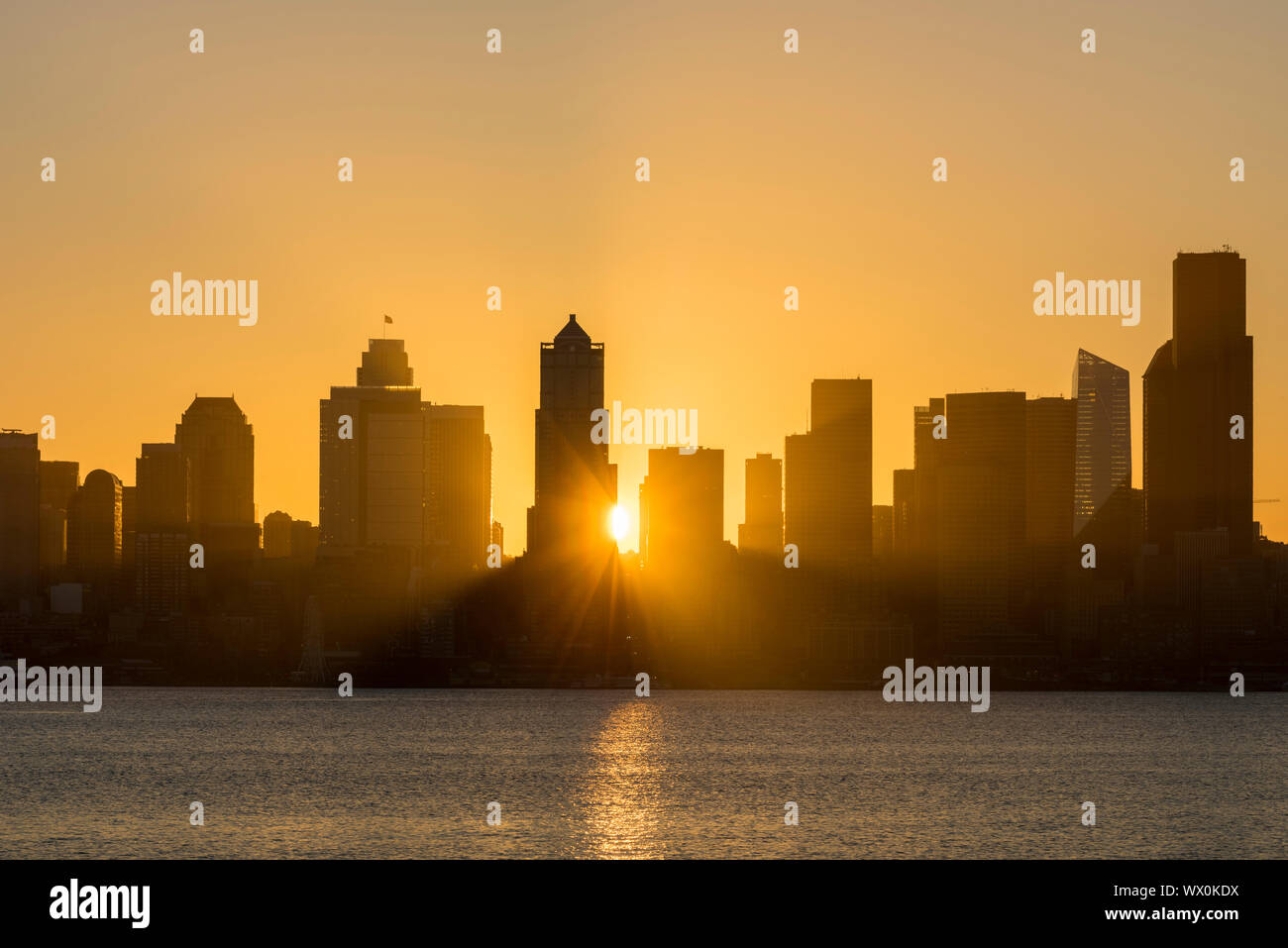 Seattle skyline au lever du soleil, vue de Alki Beach, Seattle, État de Washington, États-Unis d'Amérique, Amérique du Nord Banque D'Images