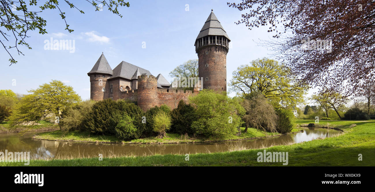 Le château de Burg Linn l'eau au printemps, Krefeld, Bas-rhin, Nordrhein-Westfalen, Germany, Europe Banque D'Images