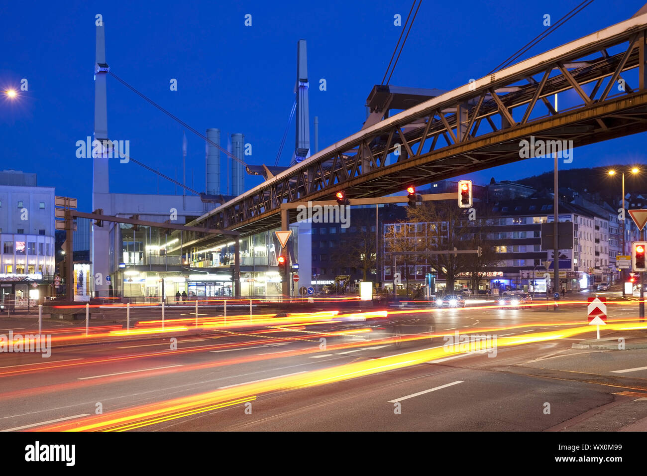 Le trafic à Alter Markt dans la soirée, barmen, Wuppertal, Rhénanie du Nord-Westphalie, Allemagne, Europe Banque D'Images