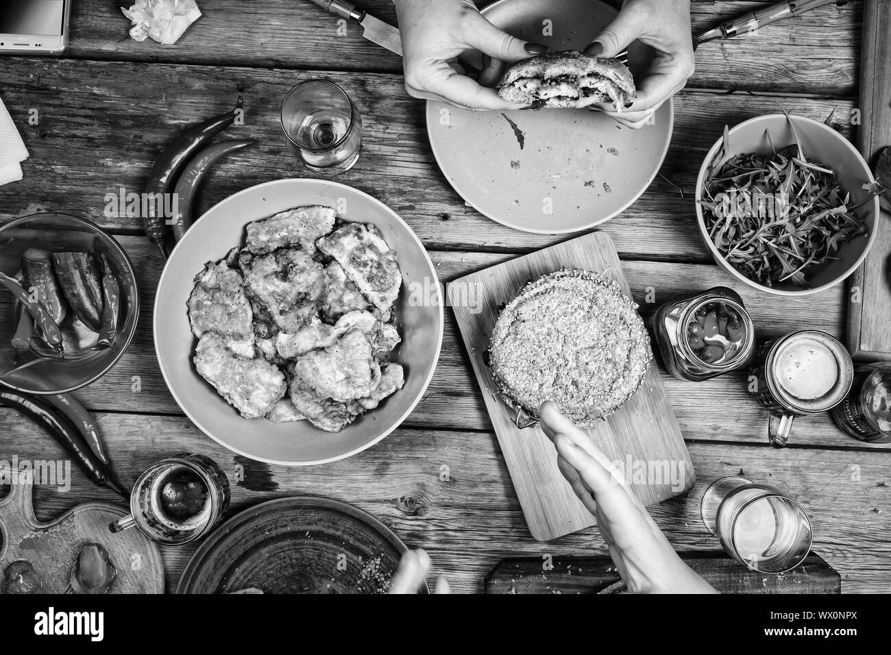 Noir et blanc. la nourriture, parti, hamburger, BBQ, table, haut, vue, frites, barbecue, brunch, célébration Banque D'Images