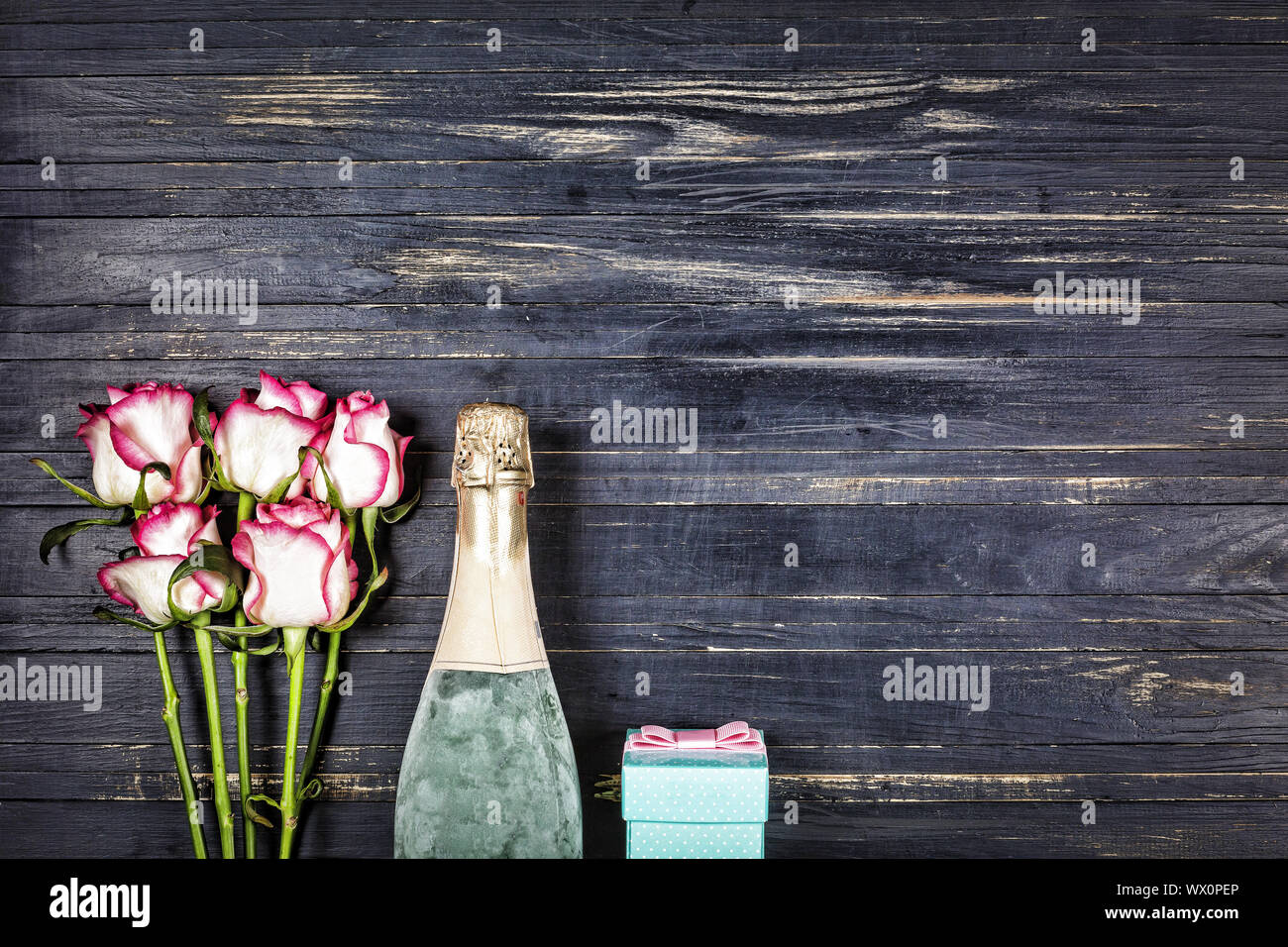 Concept Valentine S Day Journee De La Femme La Fete Des Meres Mariage Anniversaire Champagne Roses Top Vie Photo Stock Alamy Concept Valentine S Day Journee De La Femme La Fete Des Meres Mariage Anniversaire Champagne Roses Top Vie Photo Stock Alamy