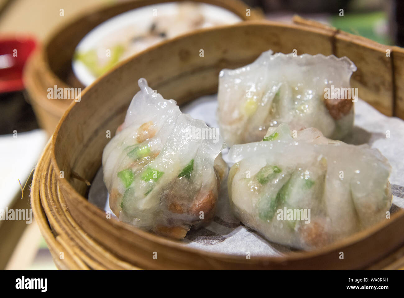 Dim Sum, une cuisine cantonaise traditionnelle quenelles, cuit en vapeur en bambou Banque D'Images