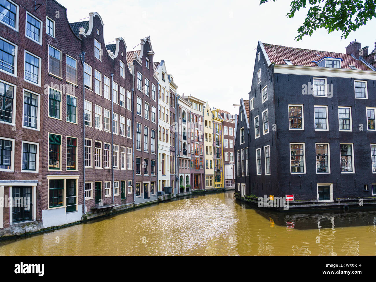 Vieux immeubles à pignons par un canal, Oudezijds Kolk, Amsterdam, Hollande du Nord, les Pays-Bas, Europe Banque D'Images