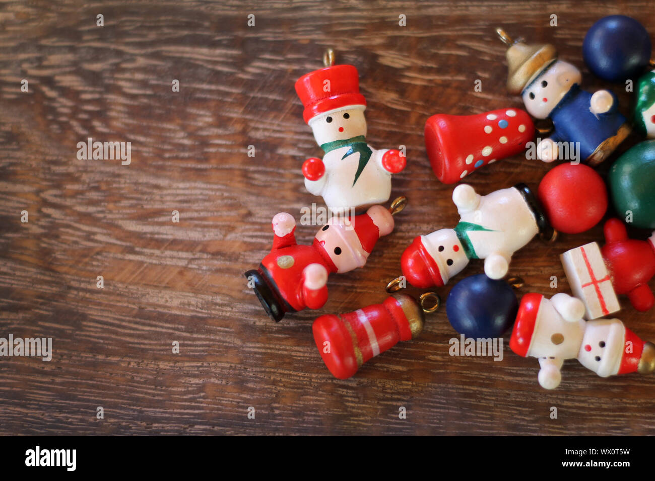 Jouets de Noël traditionnels européens sur fond de bois de près. Banque D'Images