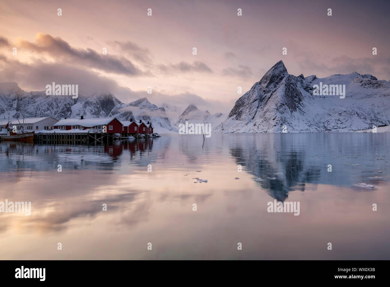 Village de pêcheurs Hamnoy en hiver, Hamnoy, îles Lofoten, Nordland, Norvège, Europe, de l'Arctique Banque D'Images