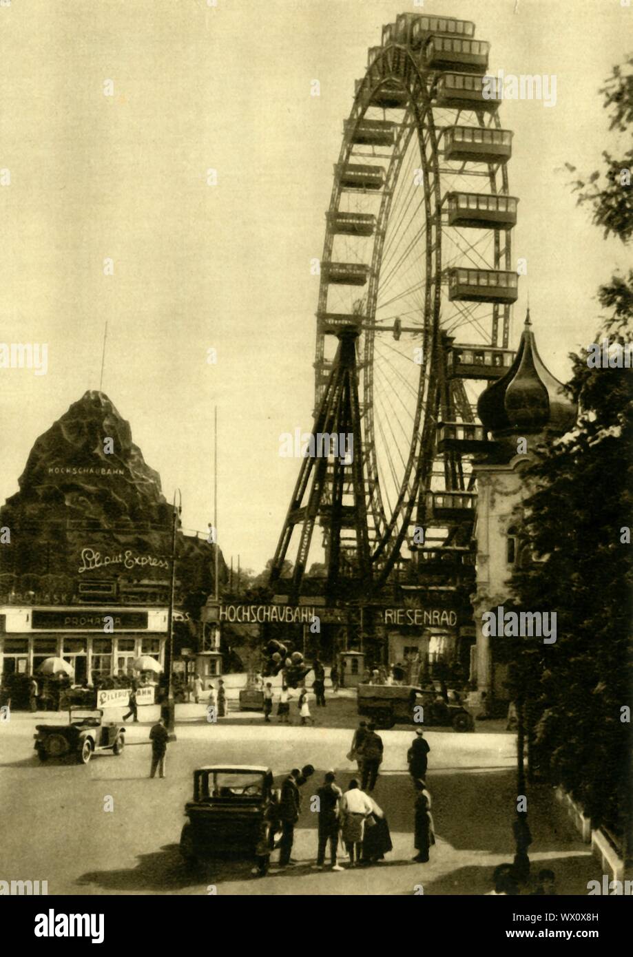 Le Wiener Riesenrad, Vienne, Autriche, c1935. La Riesenrad (grande roue) dans le parc d'attractions Prater de Vienne, Leopoldstadt, est l'une des ville les plus populaires attractions touristiques. Il a été construit en 1897, et a été le plus haut du monde grande roue existante à partir de 1920 jusqu'en 1985. La Riesenrad en vedette dans l'après Deuxième Guerre mondiale film noir "le troisième homme" (1949). Sur la gauche est le Hochschaubahn roller coaster et le chemin de fer miniature Liliput Express. À partir de "&# ts6;Österreich - Land und Volk", (l'Autriche, terre et peuple). [R. Lechner (Wilhelm M&# xfc;ller), Vienne, c1935] Banque D'Images