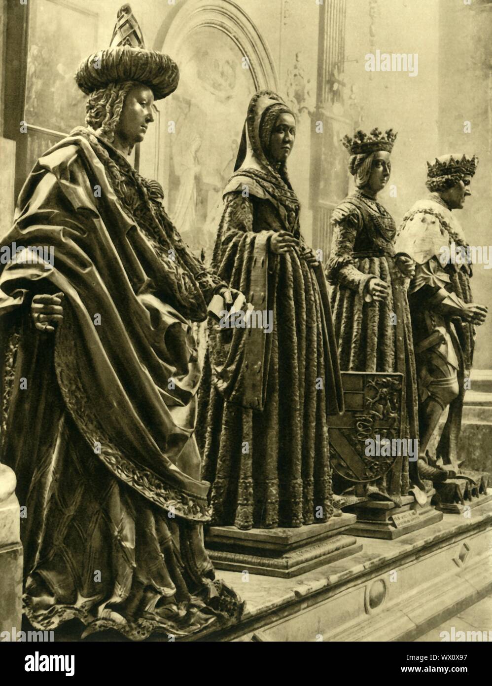 Des statues en bronze de l'Église Hofkirche, Innsbruck, Tyrol, Autriche, c1935. Quatre des 28 figures de bronze grandeur nature qui montent la garde sur la tombe de l'Empereur Maximilien I (1459-1519), qui est en fait enterré ailleurs, à Wiener Neustadt. Les chiffres, connu comme le Schwarzmander ou 'noir', les hommes y compris malgré plusieurs femmes, n'ont pas été menées jusqu'à plusieurs années après la mort de l'empereur. À partir de "&# ts6;Österreich - Land und Volk", (l'Autriche, terre et peuple). [R. Lechner (Wilhelm M&# xfc;ller), Vienne, c1935] Banque D'Images