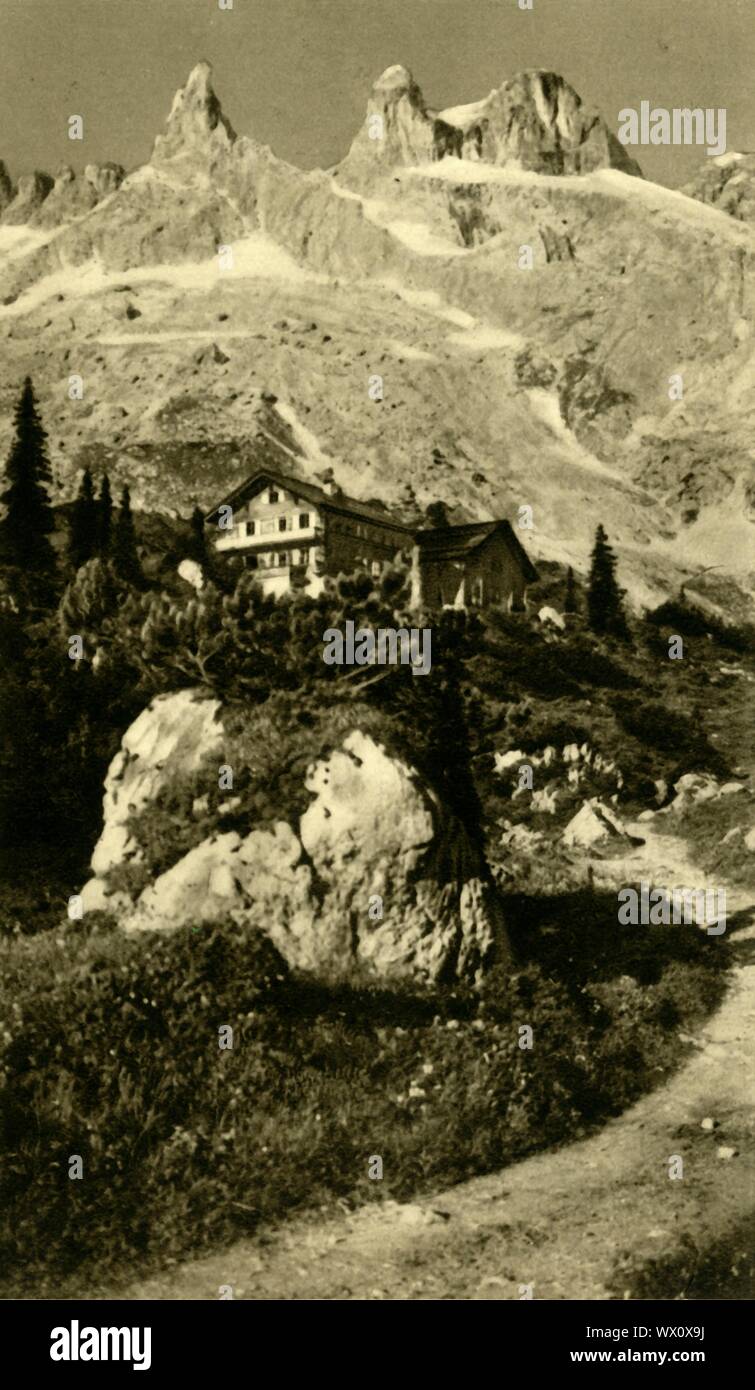 La Lindauer H&# xfc;tte au pied de la DREI T&# xfc;rme, l'Autriche, c1935. Vue d'un refuge de montagne près de Tschagguns, dans la vallée du Montafon, Vorarlberg. Le Drei T&# xfc;rme (trois tours) est un groupe de pics dans la R&# xe4;tikon chaîne des Alpes, à la frontière entre l'Autriche et la Suisse. À partir de "&# ts6;Österreich - Land und Volk", (l'Autriche, terre et peuple). [R. Lechner (Wilhelm M&# xfc;ller), Vienne, c1935] Banque D'Images