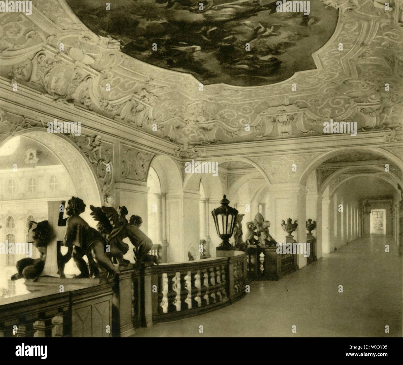 Escalier impérial, monastère de St Florian, Sankt Florian, Haute Autriche, c1935. Balustrade décorée avec un sol en chuerubs, décoration avec plâtre et fresques au plafond de Bartolomeo Altomonte. Le monastère des augustins dédiée à saint Florian a été fondée au ixe siècle. Il fut reconstruit entre 1686 et 1708 en style baroque par Carlo Antonio Carlone. À partir de "&# ts6;Österreich - Land und Volk", (l'Autriche, terre et peuple). [R. Lechner (Wilhelm M&# xfc;ller), Vienne, c1935] Banque D'Images