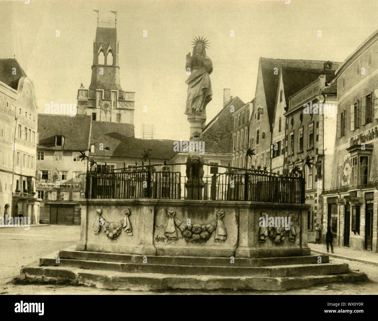 Fontaine, Braunau am Inn, Autriche supérieure, c1935. Vue sur le centre-ville et de la fontaine de poissons ('Fischbrunnen'), avec tour de l'horloge derrière (démoli depuis). La ville de Braunau devint plus tard célèbre comme le lieu de naissance d'Adolf Hitler. À partir de "&# ts6;Österreich - Land und Volk", (l'Autriche, terre et peuple). [R. Lechner (Wilhelm M&# xfc;ller), Vienne, c1935] Banque D'Images