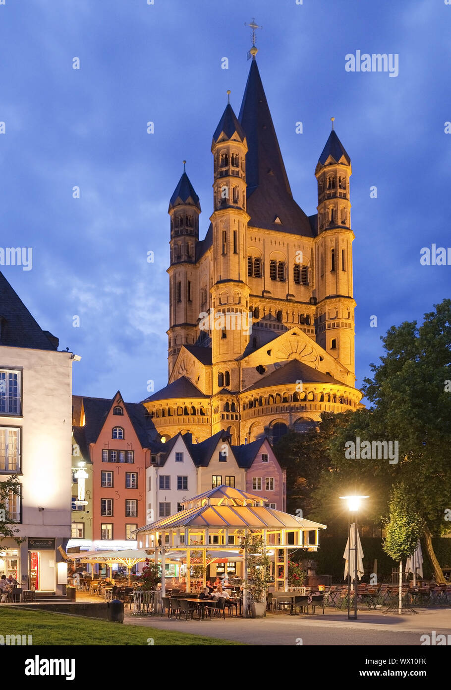 Eglise grand St-martin et marché aux poissons le soir, Cologne, Rhénanie, Allemagne, Europe Banque D'Images