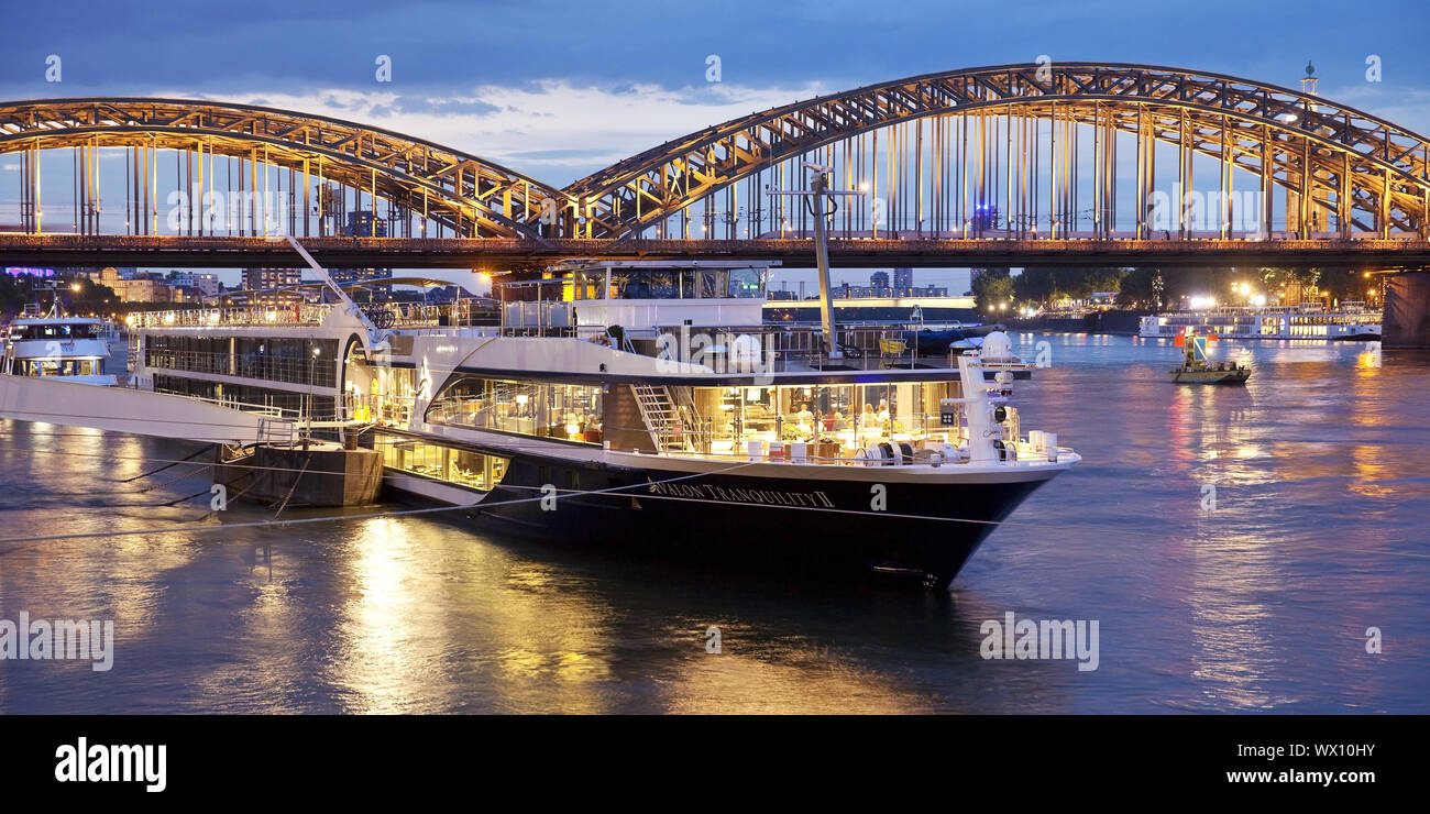 Bateaux sur le Rhin et le pont Hohenzollern dans la soirée, Cologne, Germany, Europe Banque D'Images