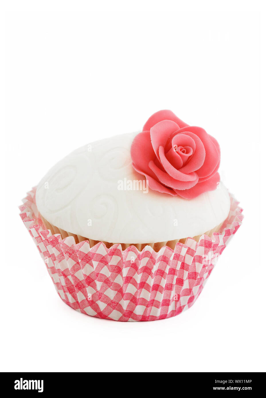 Cupcake rose rose isolé sur fond blanc Banque D'Images