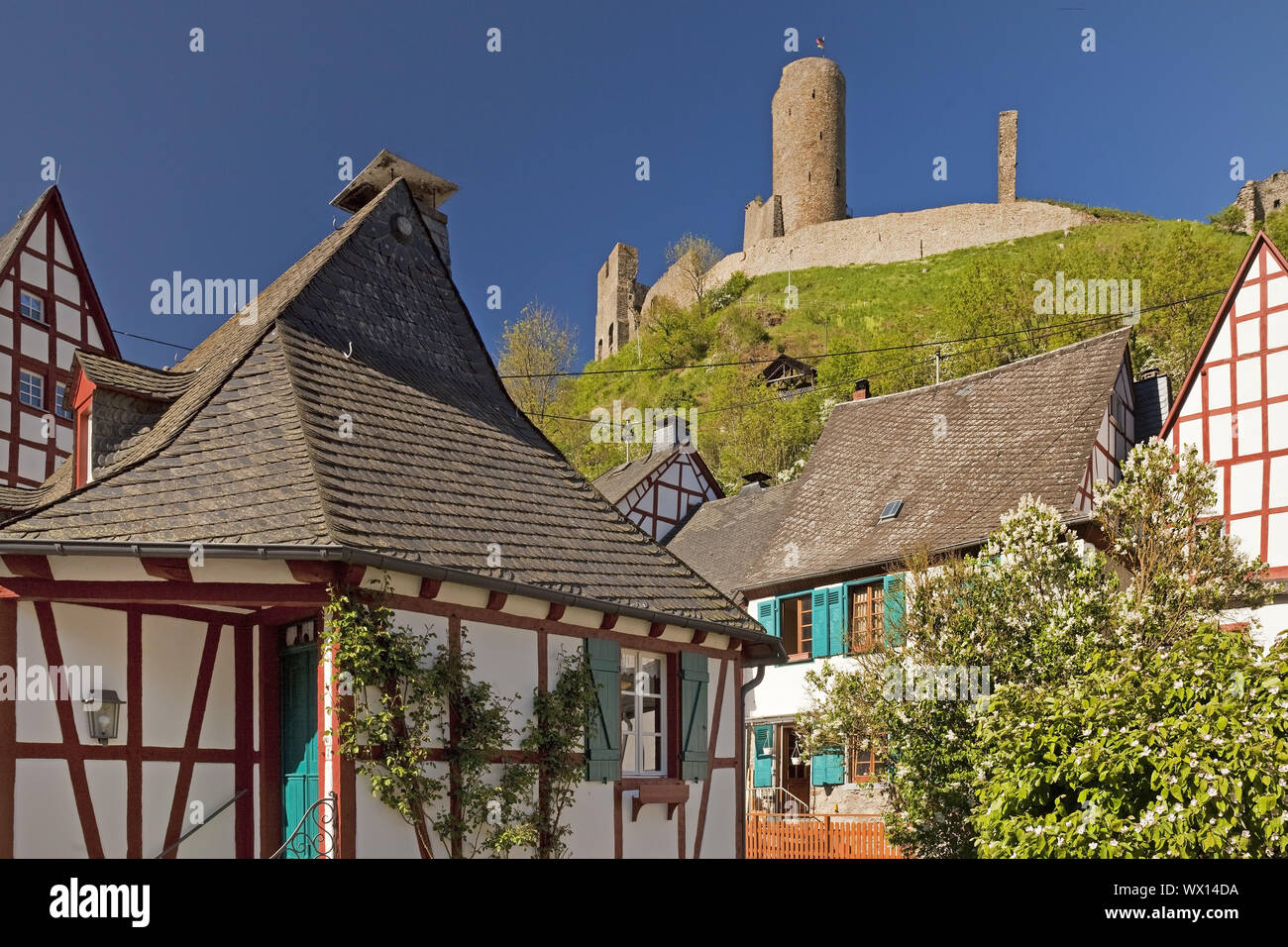 Centre-ville historique avec ses maisons à colombages et les ruines du Lion Château, Monreal, Allemagne Banque D'Images