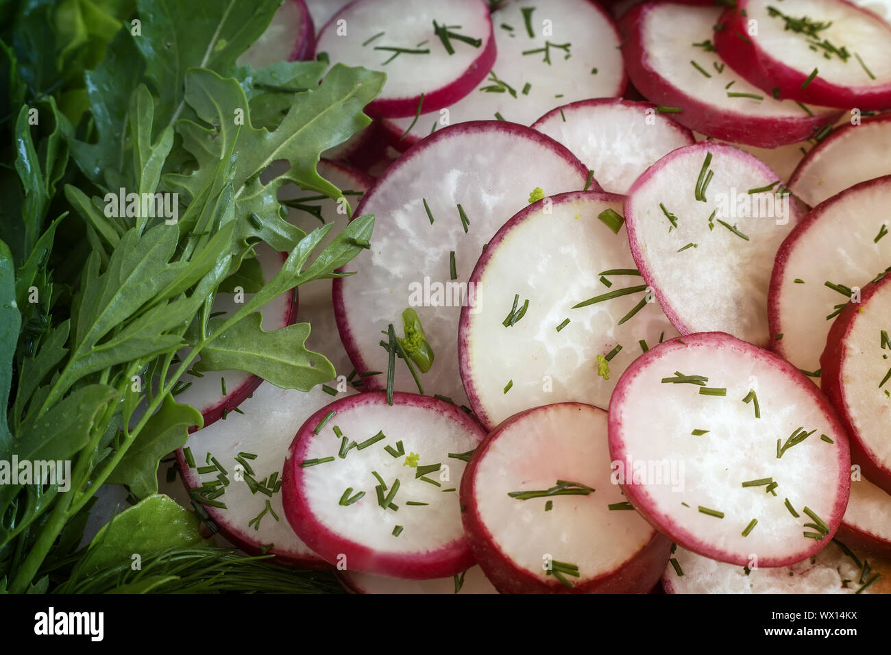 Couper le radis salade de roquette et. Banque D'Images