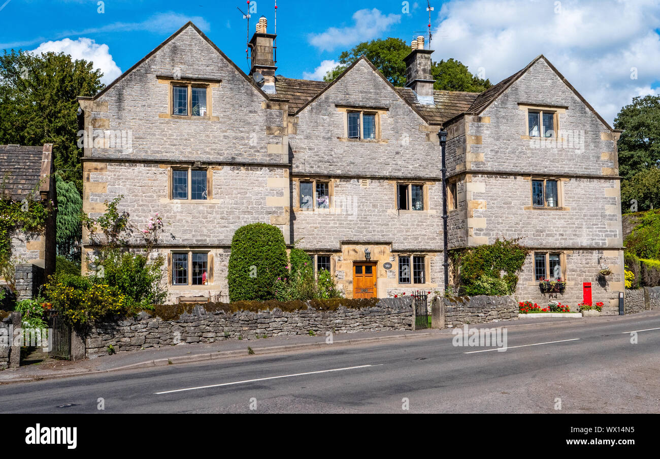 The Dower House un bel immeuble en pierre à pignon triple portant la boîte de poste de village dans le village de Hassop dans le Derbyshire Peak District UK Banque D'Images