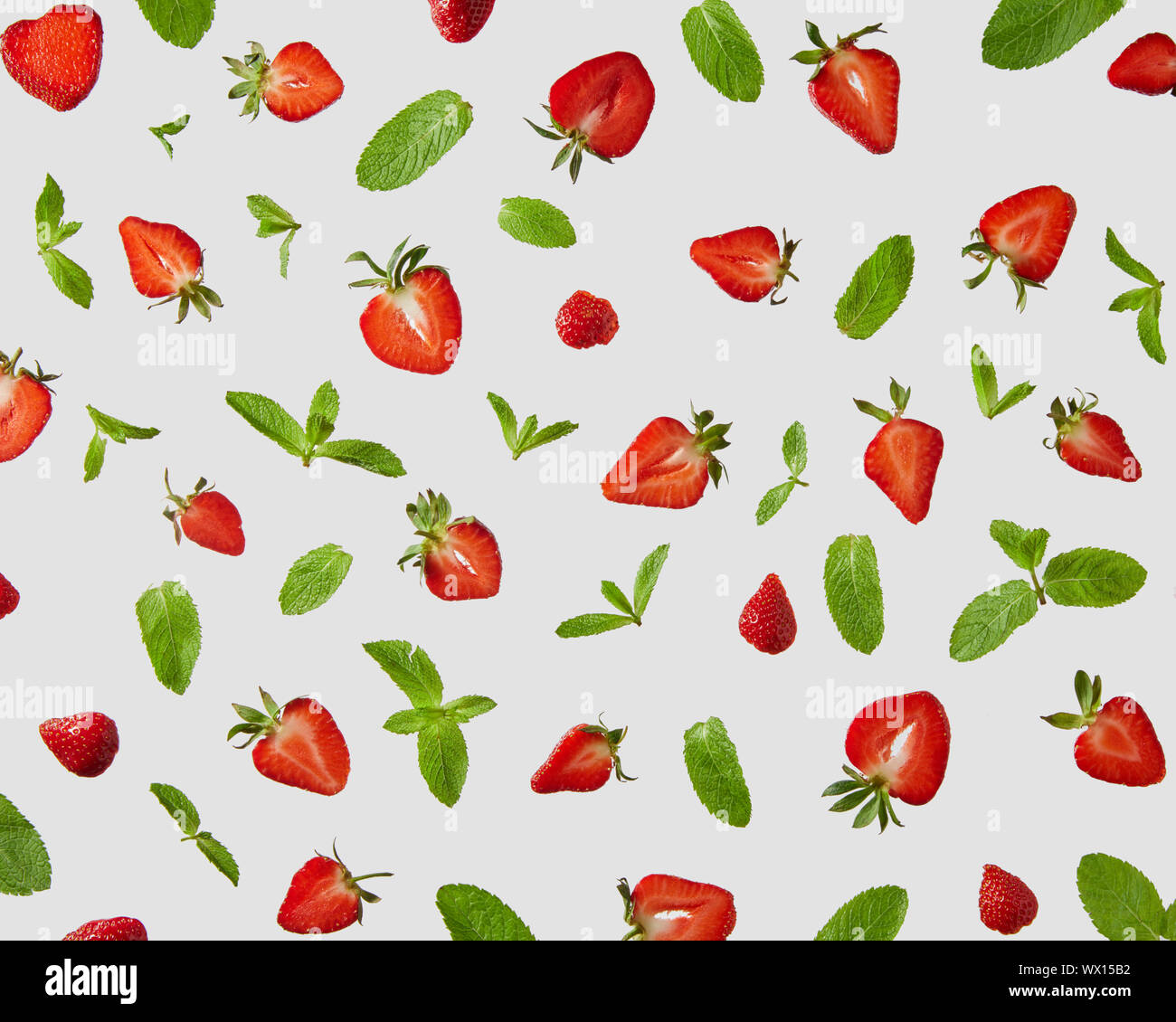Fraise et de feuilles de menthe isolé sur fond gris. Concept créatif Banque D'Images
