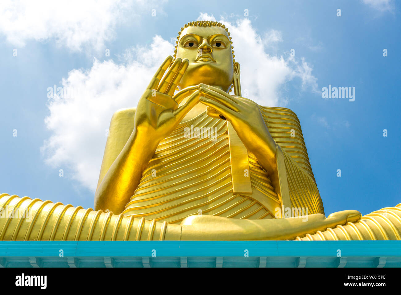 Immense statue de Bouddha doré sur le dessus de la Buddhist Musée du Temple Doré Dambulla Banque D'Images