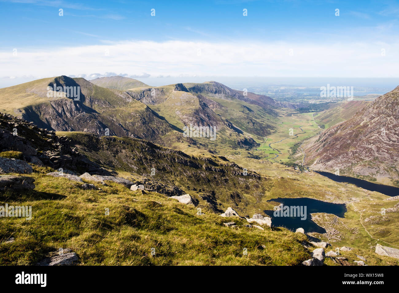 Vue dégagée vers Nant Ffrancon et du nord montagnes Glyderau de Glyder Fach dans le parc national de Snowdonia Ogwen Valley ci-dessus, Conwy, Pays de Galles, Royaume-Uni, Angleterre Banque D'Images