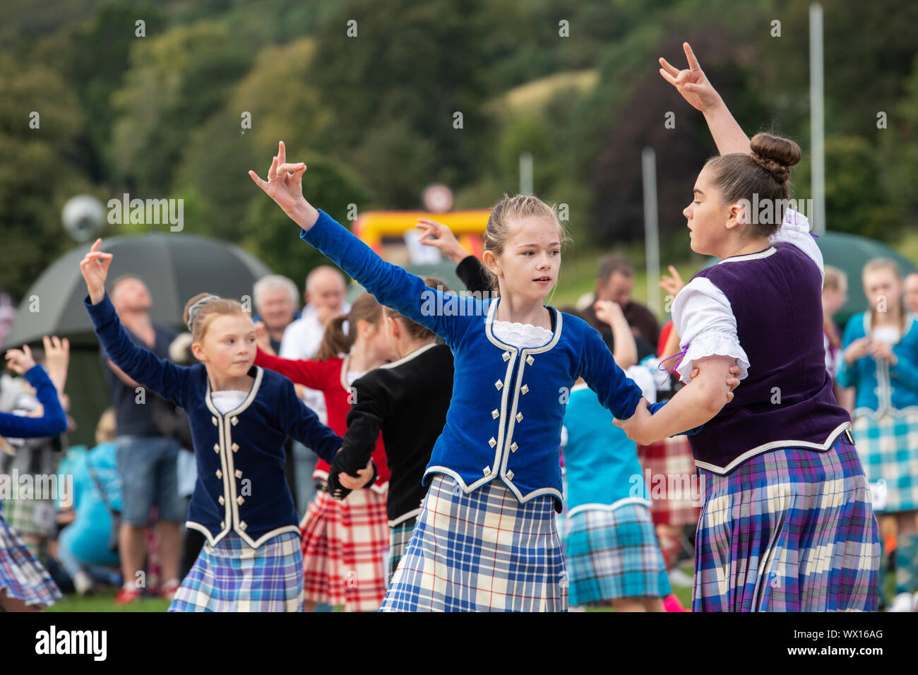 Les jeunes filles à la danse Peebles Highland Games. Peebles, Scottish Borders, Scotland Banque D'Images