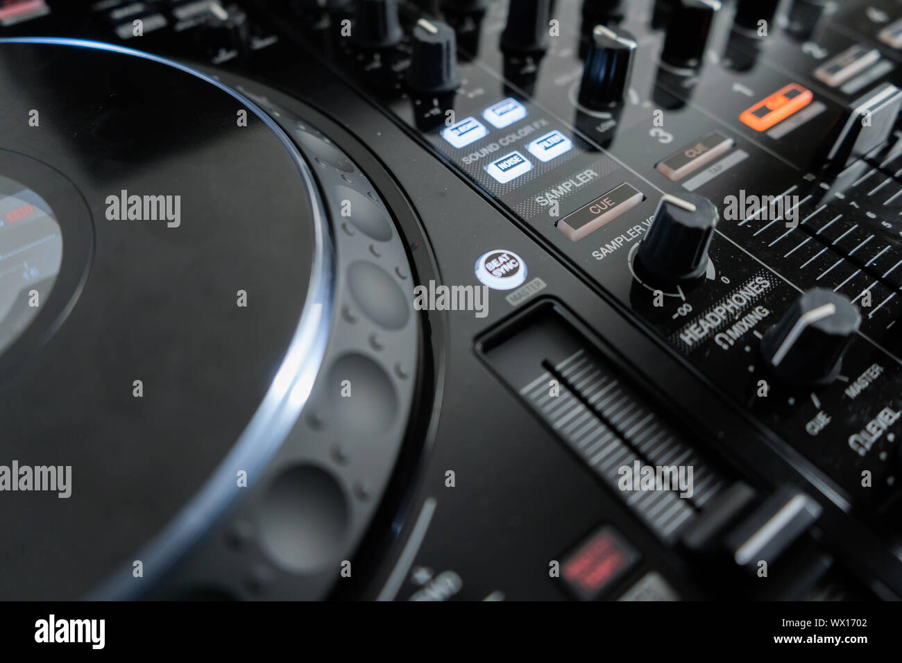 Close up DJ mixer dvd et console sonore pour la musique house party Photo  Stock - Alamy